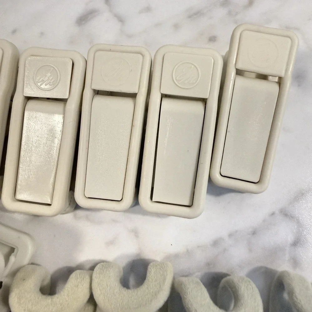 Joy Mangano Huggable Hangers Cream 13 Finger Clips & 15 Cascading mini Hooks